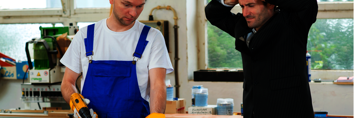 Kunde ärgert sich über Handwerker,Reklamation,Gewährleistung,