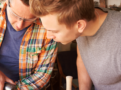 Ausbildung,Lehrstelle,Lehrstellenberatung,Ausbildungsberatung,Junge macht Ausbildung im Handwerk