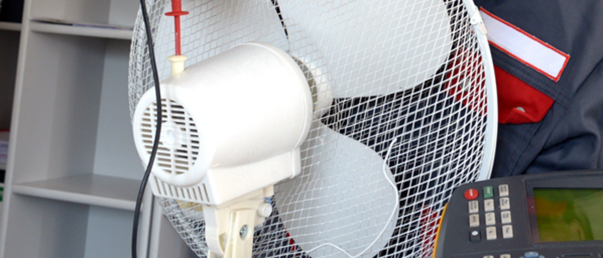 Elektriker misst beim Ventilator,VDE,Messtechnik,Handwerk,Elektro,Elektronik,Elektrotechnik