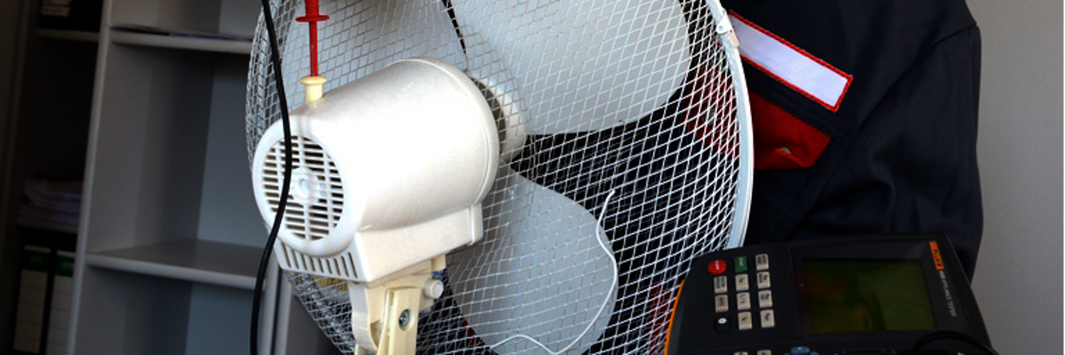 Elektriker misst beim Ventilator,VDE,Messtechnik,Handwerk,Elektro,Elektronik,Elektrotechnik