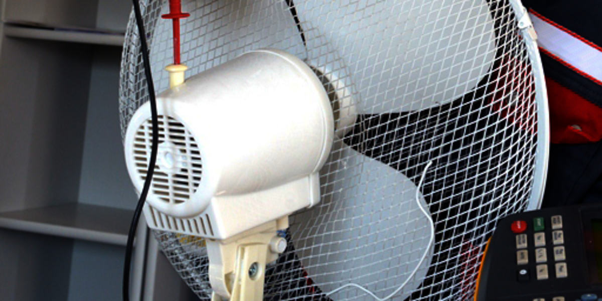 Elektriker misst beim Ventilator,VDE,Messtechnik,Handwerk,Elektro,Elektronik,Elektrotechnik