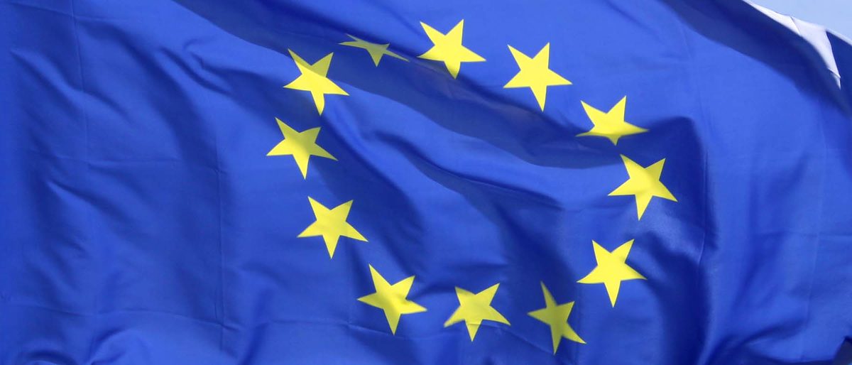 europa, flagge, fahne, gemeinschaft, wappen, symbol, kultur, eu, sterne, ferien, holiday, reisen, travel, urlaub, sonne, identität, national, staaten, bund, gelb, blau, banner, flag, patriot, krise, finanzkrise, euro, union, wind, wehen, kreis, europafahne, mast, himmel, isoliert, gebiet, solidarität, unterstützung, beziehung, wirtschaft, politik, zusammen, brüssel, kraft, parlament, hintergrund