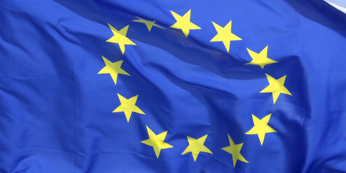 europa, flagge, fahne, gemeinschaft, wappen, symbol, kultur, eu, sterne, ferien, holiday, reisen, travel, urlaub, sonne, identität, national, staaten, bund, gelb, blau, banner, flag, patriot, krise, finanzkrise, euro, union, wind, wehen, kreis, europafahne, mast, himmel, isoliert, gebiet, solidarität, unterstützung, beziehung, wirtschaft, politik, zusammen, brüssel, kraft, parlament, hintergrund