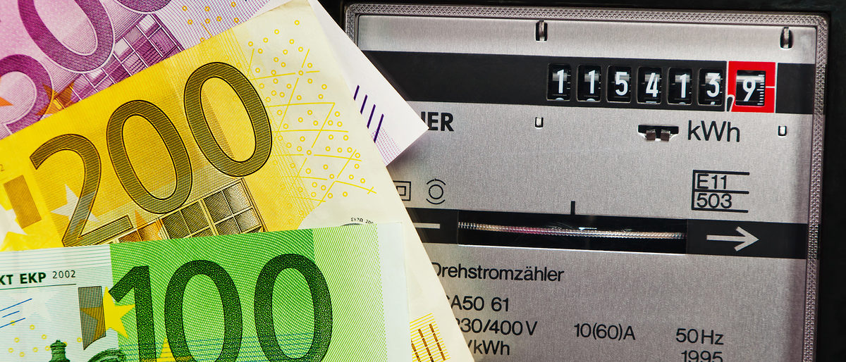 Ein Stromz¿hler in einem Haushalt. Versorgung mit Strom und Energie. Mit Euroscheinen. Ein Stromz¿hler in einem Haushalt. Versorgung mit Strom und Energie. Mit Euroscheinen. Schlagwort(e): Stromz¿hler, Drehstromz¿hler,Z¿hler, Kilowatt, Kilowattstunde, kwh, Solar, Solarstrom, Nebenkosten, Fixkosten, Z¿hleruhr, Stromuhr, Stromz¿hleruhr, ¿kostrom, alternative, Haushalt, Wirtschaft, Energie, Strom, Stromverbrauch, Strombedarf, Stromkosten, Elektrizit¿t, Stromversorgung, Strompreis, elektrische, electricity, sparen, Stromsparen, Rohstoffe, Energieverbrauch, Energiepreise, Energiekosten, Kosten, Verbrauch, Energieversorgung, Energiebedarf, Energiewirtschaft, Energiebranche, energy, power, Energiegewinnung, Resourcen, Energieindustrie, Industrie, Euroscheine, Euro, Geld, Eurogeld, Scheine, Banknoten