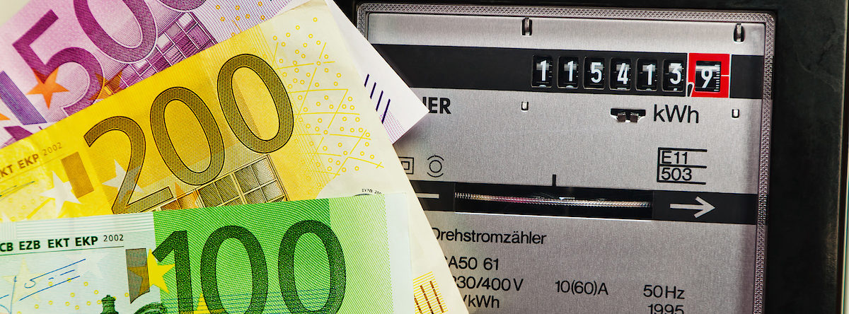 Ein Stromz¿hler in einem Haushalt. Versorgung mit Strom und Energie. Mit Euroscheinen. Ein Stromz¿hler in einem Haushalt. Versorgung mit Strom und Energie. Mit Euroscheinen. Schlagwort(e): Stromz¿hler, Drehstromz¿hler,Z¿hler, Kilowatt, Kilowattstunde, kwh, Solar, Solarstrom, Nebenkosten, Fixkosten, Z¿hleruhr, Stromuhr, Stromz¿hleruhr, ¿kostrom, alternative, Haushalt, Wirtschaft, Energie, Strom, Stromverbrauch, Strombedarf, Stromkosten, Elektrizit¿t, Stromversorgung, Strompreis, elektrische, electricity, sparen, Stromsparen, Rohstoffe, Energieverbrauch, Energiepreise, Energiekosten, Kosten, Verbrauch, Energieversorgung, Energiebedarf, Energiewirtschaft, Energiebranche, energy, power, Energiegewinnung, Resourcen, Energieindustrie, Industrie, Euroscheine, Euro, Geld, Eurogeld, Scheine, Banknoten