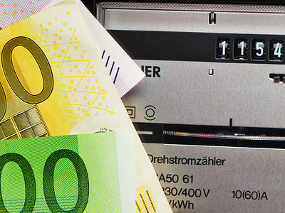 Ein Stromz¿hler in einem Haushalt. Versorgung mit Strom und Energie. Mit Euroscheinen. Ein Stromz¿hler in einem Haushalt. Versorgung mit Strom und Energie. Mit Euroscheinen. Schlagwort(e): Stromz¿hler, Drehstromz¿hler,Z¿hler, Kilowatt, Kilowattstunde, kwh, Solar, Solarstrom, Nebenkosten, Fixkosten, Z¿hleruhr, Stromuhr, Stromz¿hleruhr, ¿kostrom, alternative, Haushalt, Wirtschaft, Energie, Strom, Stromverbrauch, Strombedarf, Stromkosten, Elektrizit¿t, Stromversorgung, Strompreis, elektrische, electricity, sparen, Stromsparen, Rohstoffe, Energieverbrauch, Energiepreise, Energiekosten, Kosten, Verbrauch, Energieversorgung, Energiebedarf, Energiewirtschaft, Energiebranche, energy, power, Energiegewinnung, Resourcen, Energieindustrie, Industrie, Euroscheine, Euro, Geld, Eurogeld, Scheine, Banknoten