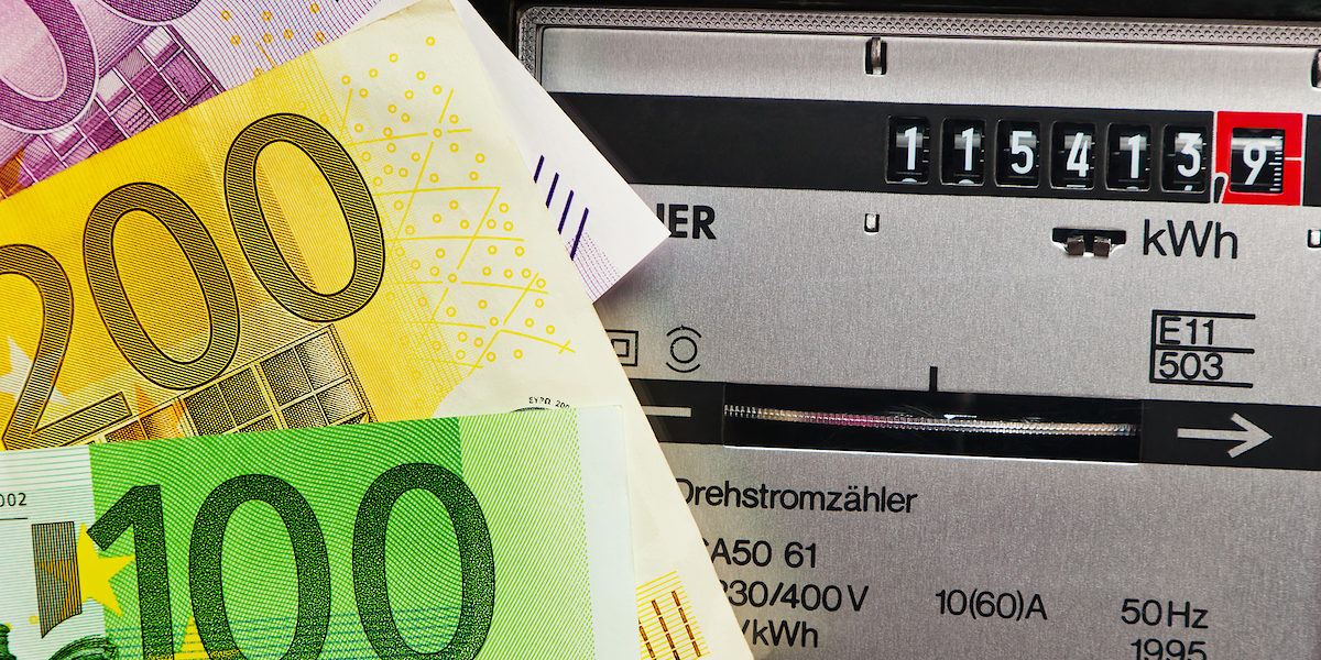 Ein Stromz¿hler in einem Haushalt. Versorgung mit Strom und Energie. Mit Euroscheinen. Schlagwort(e): Stromz¿hler, Drehstromz¿hler,Z¿hler, Kilowatt, Kilowattstunde, kwh, Solar, Solarstrom, Nebenkosten, Fixkosten, Z¿hleruhr, Stromuhr, Stromz¿hleruhr, ¿kostrom, alternative, Haushalt, Wirtschaft, Energie, Strom, Stromverbrauch, Strombedarf, Stromkosten, Elektrizit¿t, Stromversorgung, Strompreis, elektrische, electricity, sparen, Stromsparen, Rohstoffe, Energieverbrauch, Energiepreise, Energiekosten, Kosten, Verbrauch, Energieversorgung, Energiebedarf, Energiewirtschaft, Energiebranche, energy, power, Energiegewinnung, Resourcen, Energieindustrie, Industrie, Euroscheine, Euro, Geld, Eurogeld, Scheine, Banknoten
