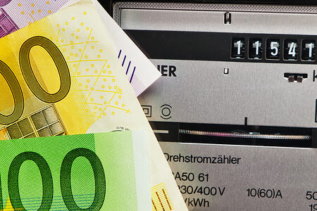 Ein Stromz¿hler in einem Haushalt. Versorgung mit Strom und Energie. Mit Euroscheinen. Ein Stromz¿hler in einem Haushalt. Versorgung mit Strom und Energie. Mit Euroscheinen. Schlagwort(e): Stromz¿hler, Drehstromz¿hler,Z¿hler, Kilowatt, Kilowattstunde, kwh, Solar, Solarstrom, Nebenkosten, Fixkosten, Z¿hleruhr, Stromuhr, Stromz¿hleruhr, ¿kostrom, alternative, Haushalt, Wirtschaft, Energie, Strom, Stromverbrauch, Strombedarf, Stromkosten, Elektrizit¿t, Stromversorgung, Strompreis, elektrische, electricity, sparen, Stromsparen, Rohstoffe, Energieverbrauch, Energiepreise, Energiekosten, Kosten, Verbrauch, Energieversorgung, Energiebedarf, Energiewirtschaft, Energiebranche, energy, power, Energiegewinnung, Resourcen, Energieindustrie, Industrie, Euroscheine, Euro, Geld, Eurogeld, Scheine, Banknoten