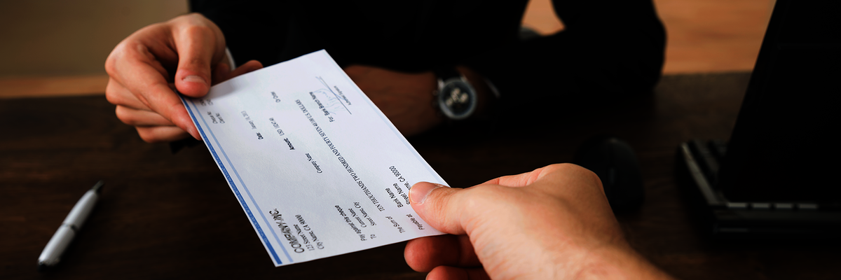 Lohnzettel wird übergeben,Lohnrechnung,Gehaltsrechnung