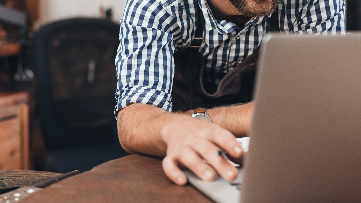 Kostenrechnung im Handwerk,Controlling im Handwerk,Handwerk,Handwerker am PC