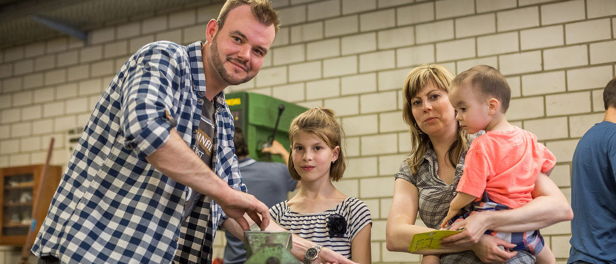 Die Handwerkskammer Cottbus lud am Sonntag Mittag, den 29.Mai 2016 zum großen Familientag ein. Neben vielen Aktionen und Ständen konnten sich Groß und Klein in verschiedene Handwerksbereiche schnuppern und selber Hand anlegen. Schlagwort(e): Beruf, Cottbus, Feier, familie, fest, handwerk, handwerkskammer