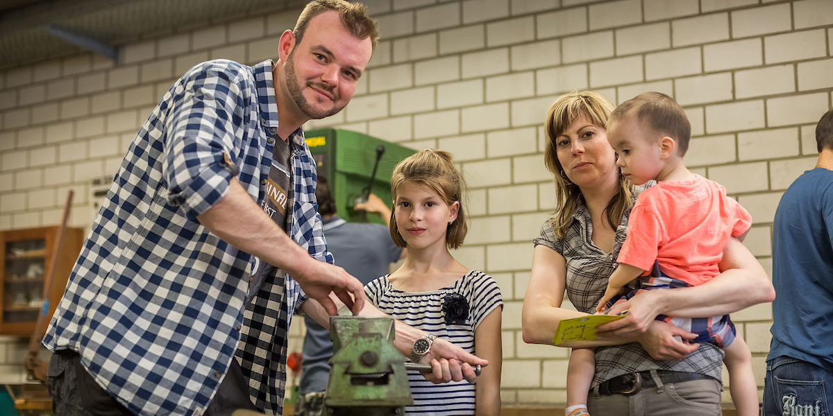Die Handwerkskammer Cottbus lud am Sonntag Mittag, den 29.Mai 2016 zum großen Familientag ein. Neben vielen Aktionen und Ständen konnten sich Groß und Klein in verschiedene Handwerksbereiche schnuppern und selber Hand anlegen. Schlagwort(e): Beruf, Cottbus, Feier, familie, fest, handwerk, handwerkskammer