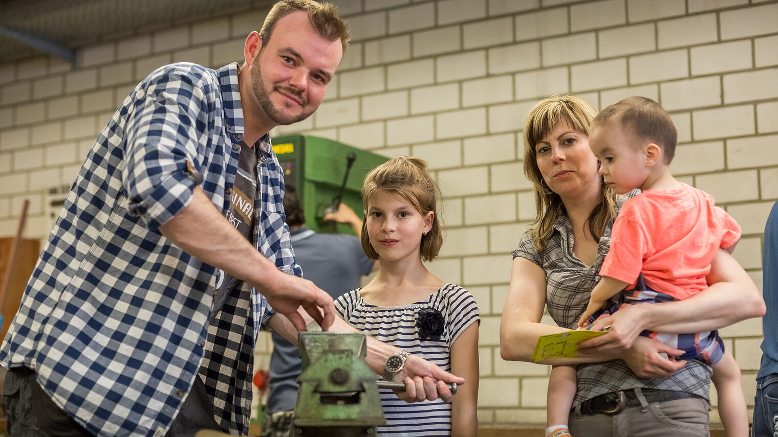 Die Handwerkskammer Cottbus lud am Sonntag Mittag, den 29.Mai 2016 zum großen Familientag ein. Neben vielen Aktionen und Ständen konnten sich Groß und Klein in verschiedene Handwerksbereiche schnuppern und selber Hand anlegen. Schlagwort(e): Beruf, Cottbus, Feier, familie, fest, handwerk, handwerkskammer