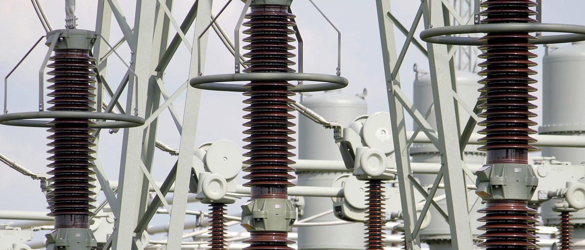 transformer station isolator Schlagwort(e): hoch, Logo, Energiewende, Stromtrasse, Trasse, Volt, Zaun, Pfeil, stopp, Blitz, Kraft, Strom, Kabel, Symbol, Verbot, Ampere, modern, Sperre, Gefahr, Umwelt, Gitter, Achtung, schwarz, Energie, Hinweis, Zeichen, verboten, Umformer, Spannung, Ingenieur, Kraftwerk, elektrisch, Absperrung, Elektrizit, Umspannwerk, Technologie, gefaehrlich, Hochspannung, Transformator, Ingenieurwesen, transformieren