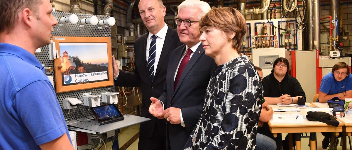 Bundespräsident Frank-Walter Steinmeier und seine Frau Elke Büdenbender besuchten am Freitag das Berufsbildungs- und Technologiezentrum Gallinchen der Handwerkskammer Cottbus. Werkstatt Sanitär-, Heizungs- und Klimatechnik Ausbilder: Armin Bastisch und Sebastian Milde Schlagwort(e): Bundespräsident Steinmeier BTZ Gallinchen