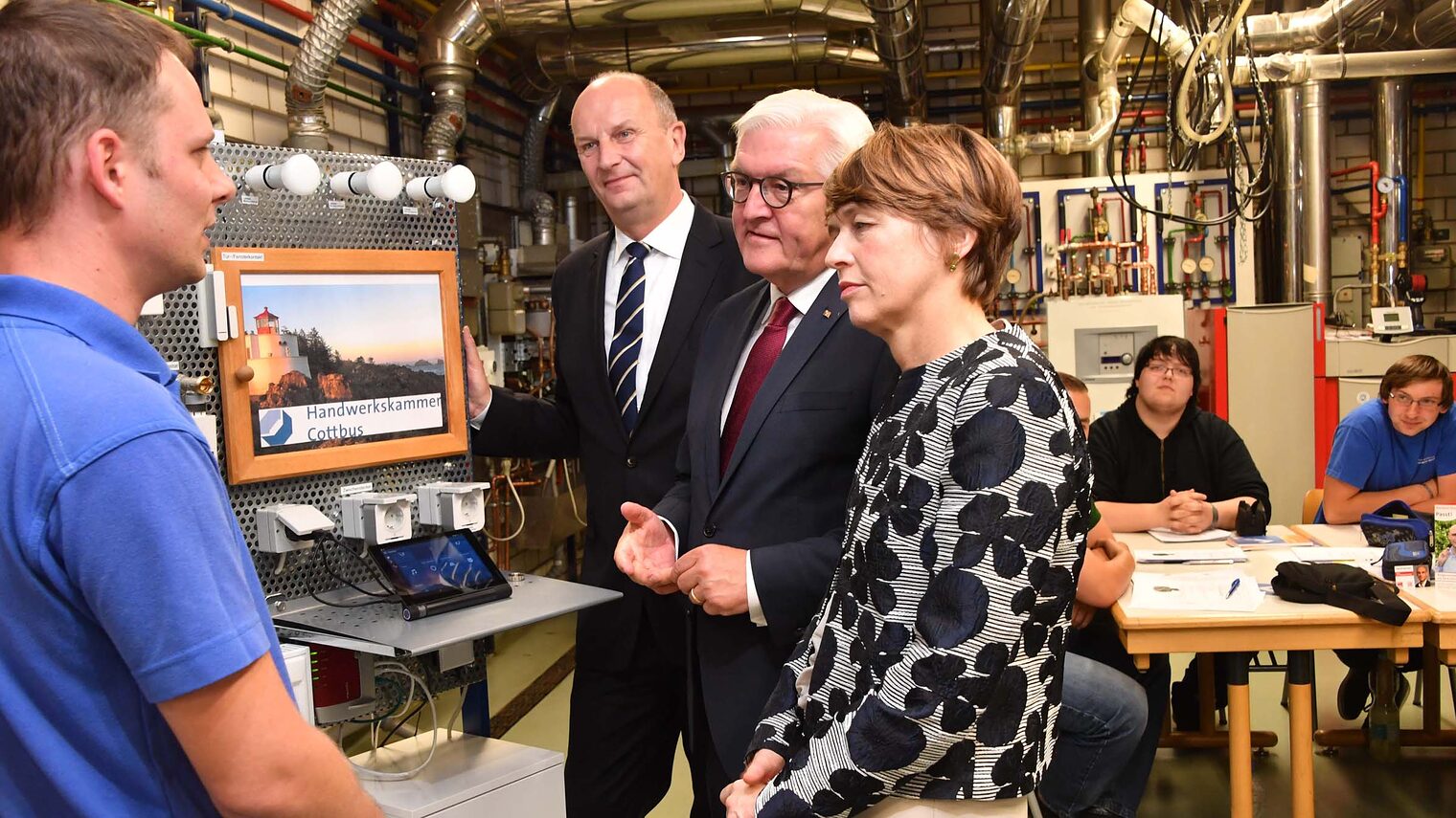 Bundespräsident Frank-Walter Steinmeier und seine Frau Elke Büdenbender besuchten am Freitag das Berufsbildungs- und Technologiezentrum Gallinchen der Handwerkskammer Cottbus. Werkstatt Sanitär-, Heizungs- und Klimatechnik Ausbilder: Armin Bastisch und Sebastian Milde Schlagwort(e): Bundespräsident Steinmeier BTZ Gallinchen