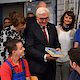 Bundespräsident Frank-Walter Steinmeier besichtigte das Berufsbildungs- und Technologiezentrum (BTZ) der Handwerkskammer Cottbus. In Beisein von Ministerpräsident Dr. Dietmar Woidke traf das Staatsoberhaupt in den Werkstätten auf Lehrlinge, Meisterschüler und Flüchtlinge.Sie zählen zu den mehr als 40.000 Teilnehmern, die die Bildungsstätte seit 1997 durchlaufen haben. Der Termin war ein Programmpunkt des Antrittsbesuches, den der Bundespräsident gemeinsam mit seiner Gattin Elke Büdenbender dem Land Brandenburg abstattet.