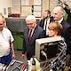 Bundespräsident Frank-Walter Steinmeier besichtigte das Berufsbildungs- und Technologiezentrum (BTZ) der Handwerkskammer Cottbus. In Beisein von Ministerpräsident Dr. Dietmar Woidke traf das Staatsoberhaupt in den Werkstätten auf Lehrlinge, Meisterschüler und Flüchtlinge.Sie zählen zu den mehr als 40.000 Teilnehmern, die die Bildungsstätte seit 1997 durchlaufen haben. Der Termin war ein Programmpunkt des Antrittsbesuches, den der Bundespräsident gemeinsam mit seiner Gattin Elke Büdenbender dem Land Brandenburg abstattet.