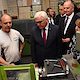 Bundespräsident Frank-Walter Steinmeier besichtigte das Berufsbildungs- und Technologiezentrum (BTZ) der Handwerkskammer Cottbus. In Beisein von Ministerpräsident Dr. Dietmar Woidke traf das Staatsoberhaupt in den Werkstätten auf Lehrlinge, Meisterschüler und Flüchtlinge.Sie zählen zu den mehr als 40.000 Teilnehmern, die die Bildungsstätte seit 1997 durchlaufen haben. Der Termin war ein Programmpunkt des Antrittsbesuches, den der Bundespräsident gemeinsam mit seiner Gattin Elke Büdenbender dem Land Brandenburg abstattet.