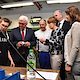 Bundespräsident Frank-Walter Steinmeier besichtigte das Berufsbildungs- und Technologiezentrum (BTZ) der Handwerkskammer Cottbus. In Beisein von Ministerpräsident Dr. Dietmar Woidke traf das Staatsoberhaupt in den Werkstätten auf Lehrlinge, Meisterschüler und Flüchtlinge.Sie zählen zu den mehr als 40.000 Teilnehmern, die die Bildungsstätte seit 1997 durchlaufen haben. Der Termin war ein Programmpunkt des Antrittsbesuches, den der Bundespräsident gemeinsam mit seiner Gattin Elke Büdenbender dem Land Brandenburg abstattet.