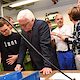 Bundespräsident Frank-Walter Steinmeier besichtigte das Berufsbildungs- und Technologiezentrum (BTZ) der Handwerkskammer Cottbus. In Beisein von Ministerpräsident Dr. Dietmar Woidke traf das Staatsoberhaupt in den Werkstätten auf Lehrlinge, Meisterschüler und Flüchtlinge.Sie zählen zu den mehr als 40.000 Teilnehmern, die die Bildungsstätte seit 1997 durchlaufen haben. Der Termin war ein Programmpunkt des Antrittsbesuches, den der Bundespräsident gemeinsam mit seiner Gattin Elke Büdenbender dem Land Brandenburg abstattet.