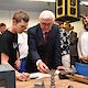 Bundespräsident Frank-Walter Steinmeier besichtigte das Berufsbildungs- und Technologiezentrum (BTZ) der Handwerkskammer Cottbus. In Beisein von Ministerpräsident Dr. Dietmar Woidke traf das Staatsoberhaupt in den Werkstätten auf Lehrlinge, Meisterschüler und Flüchtlinge.Sie zählen zu den mehr als 40.000 Teilnehmern, die die Bildungsstätte seit 1997 durchlaufen haben. Der Termin war ein Programmpunkt des Antrittsbesuches, den der Bundespräsident gemeinsam mit seiner Gattin Elke Büdenbender dem Land Brandenburg abstattet.