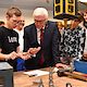 Bundespräsident Frank-Walter Steinmeier besichtigte das Berufsbildungs- und Technologiezentrum (BTZ) der Handwerkskammer Cottbus. In Beisein von Ministerpräsident Dr. Dietmar Woidke traf das Staatsoberhaupt in den Werkstätten auf Lehrlinge, Meisterschüler und Flüchtlinge.Sie zählen zu den mehr als 40.000 Teilnehmern, die die Bildungsstätte seit 1997 durchlaufen haben. Der Termin war ein Programmpunkt des Antrittsbesuches, den der Bundespräsident gemeinsam mit seiner Gattin Elke Büdenbender dem Land Brandenburg abstattet.