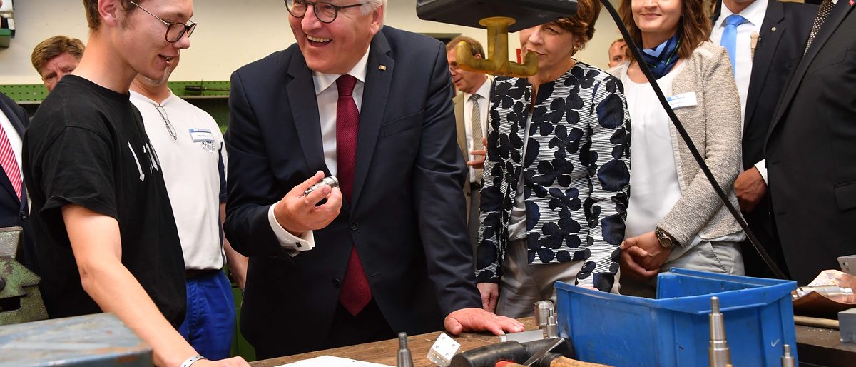 Bundespräsident Frank-Walter Steinmeier und seine Frau Elke Büdenbender besuchten am Freitag das Berufsbildungs- und Technologiezentrum Gallinchen der Handwerkskammer Cottbus. Werkstatt Metallverarbeitung Ausbilder: Gerald Beyer Bundespräsident Frank-Walter Steinmeier besichtigte das Berufsbildungs- und Technologiezentrum (BTZ) der Handwerkskammer Cottbus. In Beisein von Ministerpräsident Dr. Dietmar Woidke traf das Staatsoberhaupt in den Werkstätten auf Lehrlinge, Meisterschüler und Flüchtlinge.Sie zählen zu den mehr als 40.000 Teilnehmern, die die Bildungsstätte seit 1997 durchlaufen haben. Der Termin war ein Programmpunkt des Antrittsbesuches, den der Bundespräsident gemeinsam mit seiner Gattin Elke Büdenbender dem Land Brandenburg abstattet.