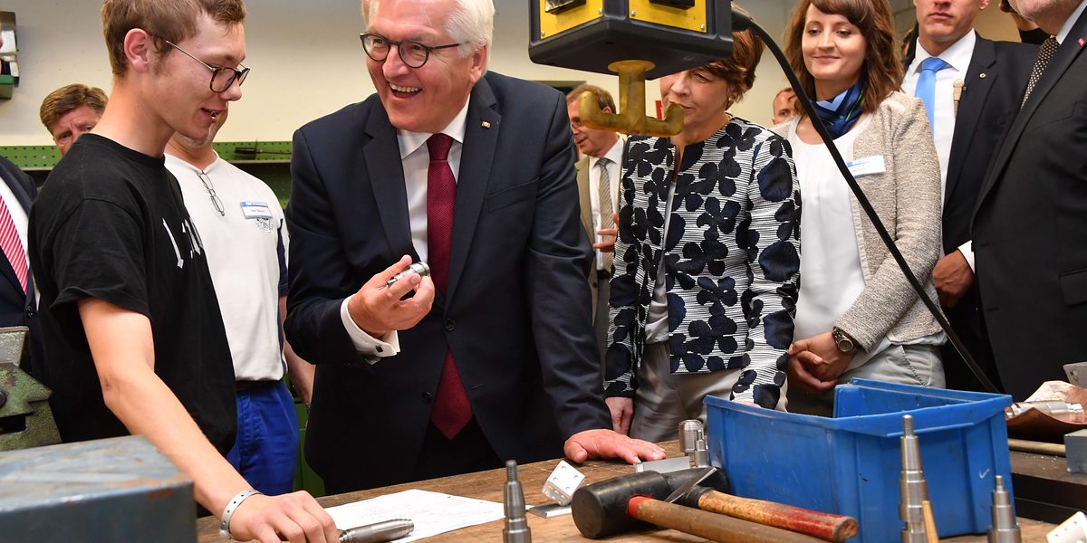 Bundespräsident Frank-Walter Steinmeier besichtigte das Berufsbildungs- und Technologiezentrum (BTZ) der Handwerkskammer Cottbus. In Beisein von Ministerpräsident Dr. Dietmar Woidke traf das Staatsoberhaupt in den Werkstätten auf Lehrlinge, Meisterschüler und Flüchtlinge.Sie zählen zu den mehr als 40.000 Teilnehmern, die die Bildungsstätte seit 1997 durchlaufen haben. Der Termin war ein Programmpunkt des Antrittsbesuches, den der Bundespräsident gemeinsam mit seiner Gattin Elke Büdenbender dem Land Brandenburg abstattet.