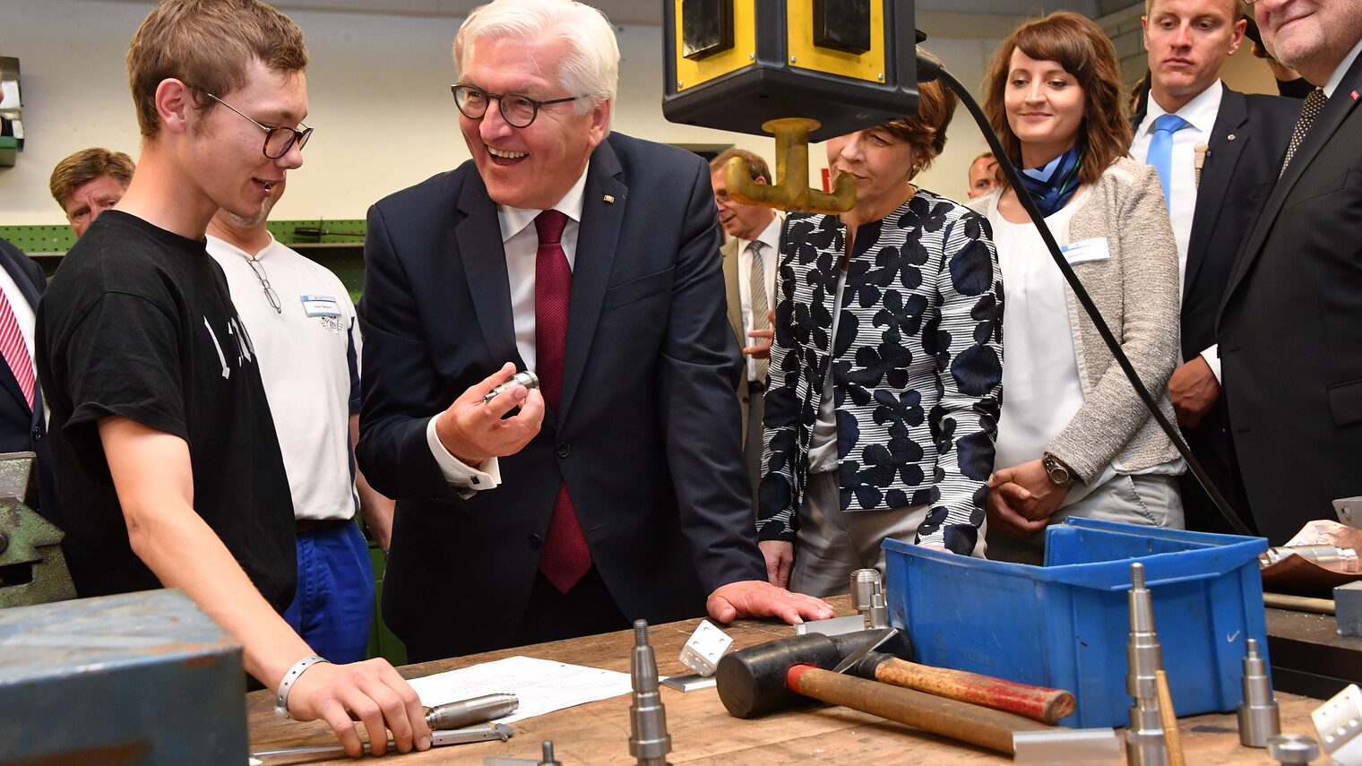 Bundespräsident Frank-Walter Steinmeier besichtigte das Berufsbildungs- und Technologiezentrum (BTZ) der Handwerkskammer Cottbus. In Beisein von Ministerpräsident Dr. Dietmar Woidke traf das Staatsoberhaupt in den Werkstätten auf Lehrlinge, Meisterschüler und Flüchtlinge.Sie zählen zu den mehr als 40.000 Teilnehmern, die die Bildungsstätte seit 1997 durchlaufen haben. Der Termin war ein Programmpunkt des Antrittsbesuches, den der Bundespräsident gemeinsam mit seiner Gattin Elke Büdenbender dem Land Brandenburg abstattet.