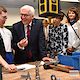 Bundespräsident Frank-Walter Steinmeier besichtigte das Berufsbildungs- und Technologiezentrum (BTZ) der Handwerkskammer Cottbus. In Beisein von Ministerpräsident Dr. Dietmar Woidke traf das Staatsoberhaupt in den Werkstätten auf Lehrlinge, Meisterschüler und Flüchtlinge.Sie zählen zu den mehr als 40.000 Teilnehmern, die die Bildungsstätte seit 1997 durchlaufen haben. Der Termin war ein Programmpunkt des Antrittsbesuches, den der Bundespräsident gemeinsam mit seiner Gattin Elke Büdenbender dem Land Brandenburg abstattet.