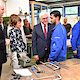 Bundespräsident Frank-Walter Steinmeier besichtigte das Berufsbildungs- und Technologiezentrum (BTZ) der Handwerkskammer Cottbus. In Beisein von Ministerpräsident Dr. Dietmar Woidke traf das Staatsoberhaupt in den Werkstätten auf Lehrlinge, Meisterschüler und Flüchtlinge.Sie zählen zu den mehr als 40.000 Teilnehmern, die die Bildungsstätte seit 1997 durchlaufen haben. Der Termin war ein Programmpunkt des Antrittsbesuches, den der Bundespräsident gemeinsam mit seiner Gattin Elke Büdenbender dem Land Brandenburg abstattet.