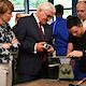 Bundespräsident Frank-Walter Steinmeier besichtigte das Berufsbildungs- und Technologiezentrum (BTZ) der Handwerkskammer Cottbus. In Beisein von Ministerpräsident Dr. Dietmar Woidke traf das Staatsoberhaupt in den Werkstätten auf Lehrlinge, Meisterschüler und Flüchtlinge.Sie zählen zu den mehr als 40.000 Teilnehmern, die die Bildungsstätte seit 1997 durchlaufen haben. Der Termin war ein Programmpunkt des Antrittsbesuches, den der Bundespräsident gemeinsam mit seiner Gattin Elke Büdenbender dem Land Brandenburg abstattet.