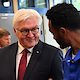 Bundespräsident Frank-Walter Steinmeier besichtigte das Berufsbildungs- und Technologiezentrum (BTZ) der Handwerkskammer Cottbus. In Beisein von Ministerpräsident Dr. Dietmar Woidke traf das Staatsoberhaupt in den Werkstätten auf Lehrlinge, Meisterschüler und Flüchtlinge.Sie zählen zu den mehr als 40.000 Teilnehmern, die die Bildungsstätte seit 1997 durchlaufen haben. Der Termin war ein Programmpunkt des Antrittsbesuches, den der Bundespräsident gemeinsam mit seiner Gattin Elke Büdenbender dem Land Brandenburg abstattet.