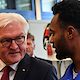 Bundespräsident Frank-Walter Steinmeier besichtigte das Berufsbildungs- und Technologiezentrum (BTZ) der Handwerkskammer Cottbus. In Beisein von Ministerpräsident Dr. Dietmar Woidke traf das Staatsoberhaupt in den Werkstätten auf Lehrlinge, Meisterschüler und Flüchtlinge.Sie zählen zu den mehr als 40.000 Teilnehmern, die die Bildungsstätte seit 1997 durchlaufen haben. Der Termin war ein Programmpunkt des Antrittsbesuches, den der Bundespräsident gemeinsam mit seiner Gattin Elke Büdenbender dem Land Brandenburg abstattet.