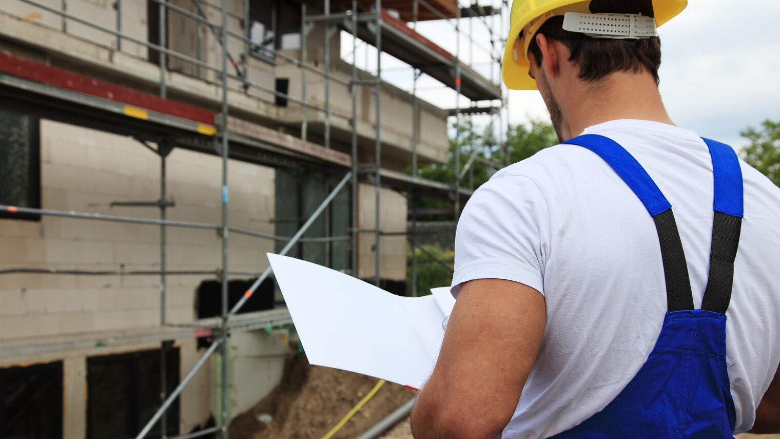 bauarbeiter, arbeiter, baustelle, baubranche, baugewerbe, bau, hausbau, immobilien, gerüstbauer, person, maurer, mann, männlich, beruf, handwerk, handwerker, europäisch, kaukasisch, handwerkskammer, innung, handwerklich, rohbau, geselle, arbeitsplatz, arbeit, draußen, meisterbrief, meister, produktiv, konstruktion, professionell, blaumann, overall, schutzkleidung, schutzhelm, vorarbeiter, bauabnahme, inspektion, check, kontrolle, kontrollieren, horizontal, querformat