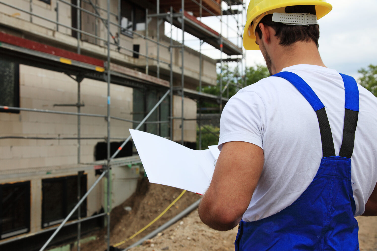 bauarbeiter, arbeiter, baustelle, baubranche, baugewerbe, bau, hausbau, immobilien, gerüstbauer, person, maurer, mann, männlich, beruf, handwerk, handwerker, europäisch, kaukasisch, handwerkskammer, innung, handwerklich, rohbau, geselle, arbeitsplatz, arbeit, draußen, meisterbrief, meister, produktiv, konstruktion, professionell, blaumann, overall, schutzkleidung, schutzhelm, vorarbeiter, bauabnahme, inspektion, check, kontrolle, kontrollieren, horizontal, querformat