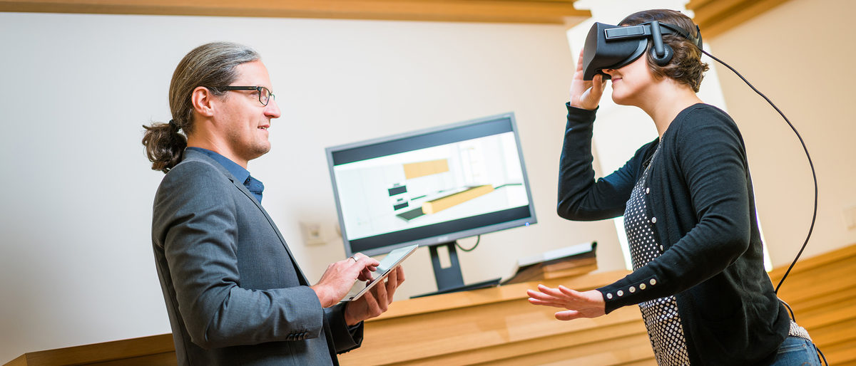 Tischlermeister Nico Deutschmann (36) aus Dresden und Sophie Katzmann (28) aus Dresden mit einer Virtual Reality-Brille. Fotoproduktion für die Kampagne Digitales Handwerk bei ¿Die Meistertischler¿ Nico Deutschmann & Mario Schöne GbR in Wilsdruff, fotografiert am 02. November 2016. Foto: André Wirsig für Mittelstand Digital / BMWi Schlagwort(e): Nico Deutschmann, Sophie Katzmann