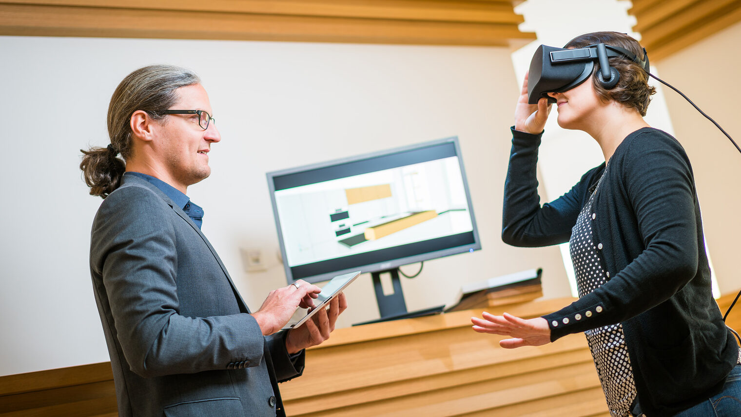 Tischlermeister Nico Deutschmann (36) aus Dresden und Sophie Katzmann (28) aus Dresden mit einer Virtual Reality-Brille. Fotoproduktion für die Kampagne Digitales Handwerk bei ¿Die Meistertischler¿ Nico Deutschmann & Mario Schöne GbR in Wilsdruff, fotografiert am 02. November 2016. Foto: André Wirsig für Mittelstand Digital / BMWi Schlagwort(e): Nico Deutschmann, Sophie Katzmann