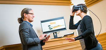 Tischlermeister Nico Deutschmann (36) aus Dresden und Sophie Katzmann (28) aus Dresden mit einer Virtual Reality-Brille. Fotoproduktion für die Kampagne Digitales Handwerk bei ¿Die Meistertischler¿ Nico Deutschmann & Mario Schöne GbR in Wilsdruff, fotografiert am 02. November 2016. Foto: André Wirsig für Mittelstand Digital / BMWi Schlagwort(e): Nico Deutschmann, Sophie Katzmann