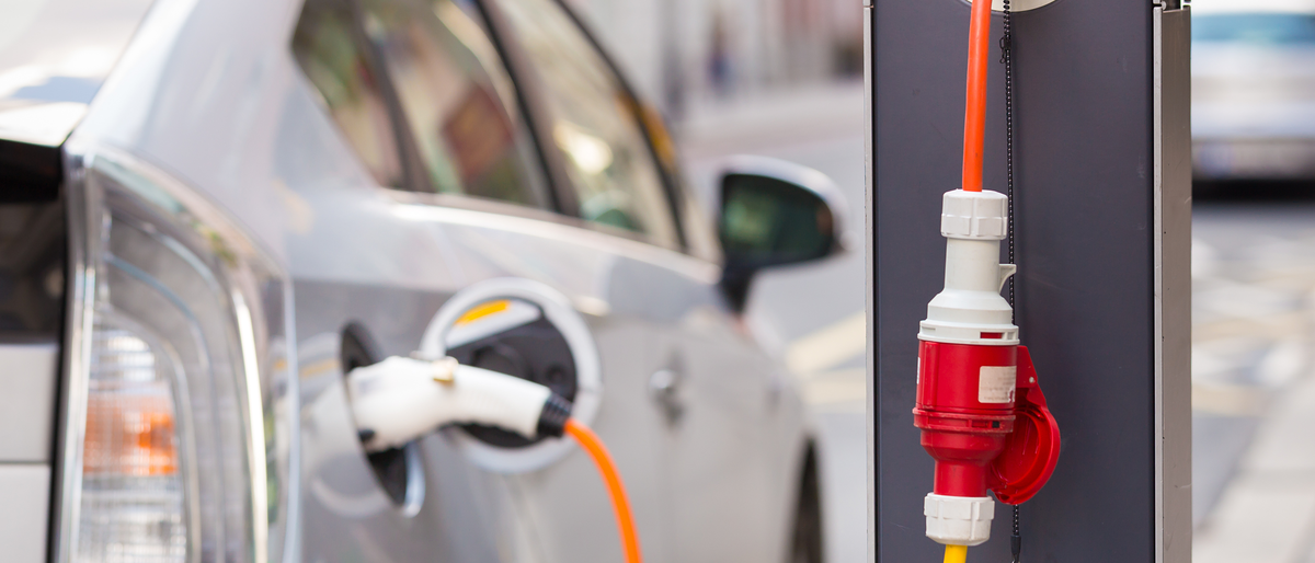 E Auto,E-Auto,Elektrischer Auto,Hybrid,Aufladesäule,Ladesäule;Hochvolt,Toyota Prius wird an einer Ladestation aufgeladen