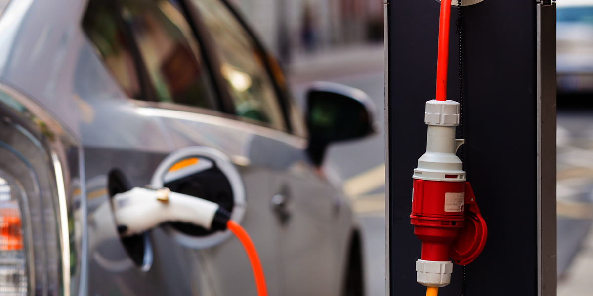 E Auto,E-Auto,Elektrischer Auto,Hybrid,Aufladesäule,Ladesäule;Hochvolt,Toyota Prius wird an einer Ladestation aufgeladen