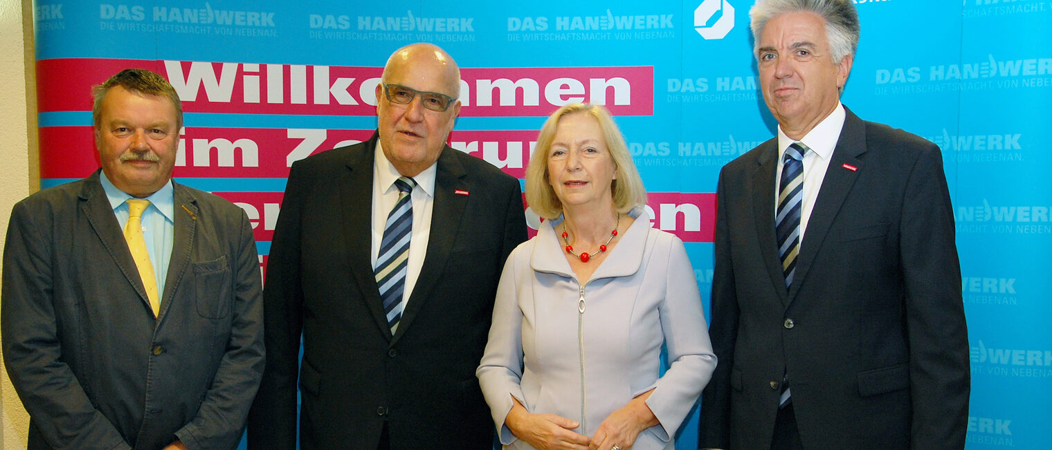 Dr. Klaus-Peter Schulze, CDU-Bundestagsabgeordneter, Peter Dreißig, Präsident der Handwerkskammer Cottbus, Bundesministerin Prof. Dr. Johanna Wanka und Knut Deutscher, HWK-Hauptgeschäftsführer. 