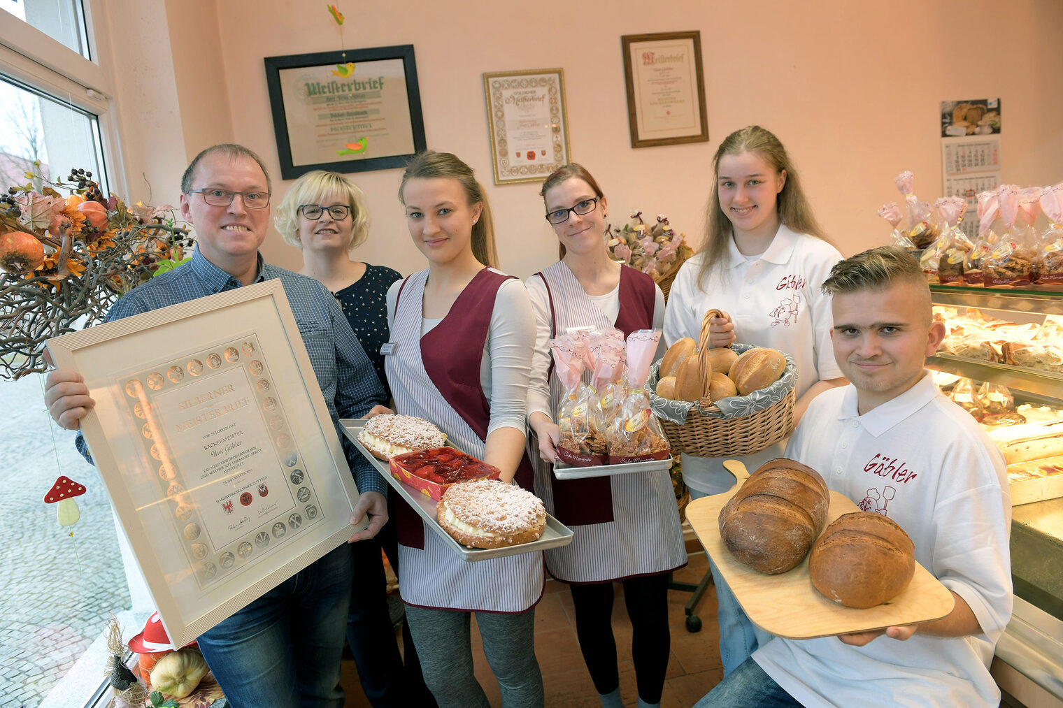 Fotos Bäckerei Uwe Gäbler - Doberlug- Kirchhain - Auf dem Foto sind v.l. Bäckermeister Uwe Gäbler (54), Assistentin der Geschäftsleitung Karima Hanuschka (36), Auszubildende Anastasia Kuleshova (20), Auszubildende Syndi Januszewski (21), Auszubildende Madeline Kraus (19) und Auszubildender Nick Kukel (18) zu sehen. Schlagwort(e): Fotos Bäckerei Uwe Gäbler - Doberlug- Kirchhain