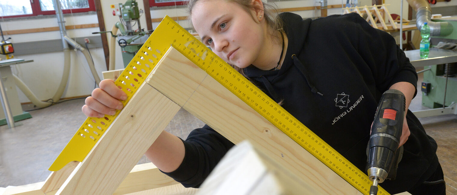 Großräschen Lehrbauhof der Handwerkskammer Cottbus Lois Unger wird zur Zimmerin ausgebildet