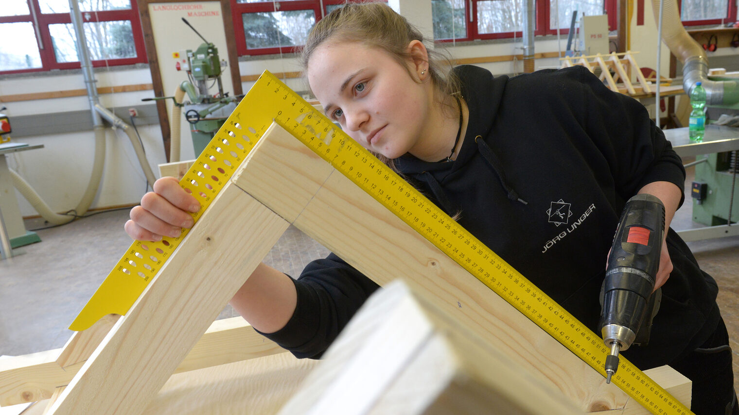 Großräschen Lehrbauhof der Handwerkskammer Cottbus Lois Unger wird zur Zimmerin ausgebildet