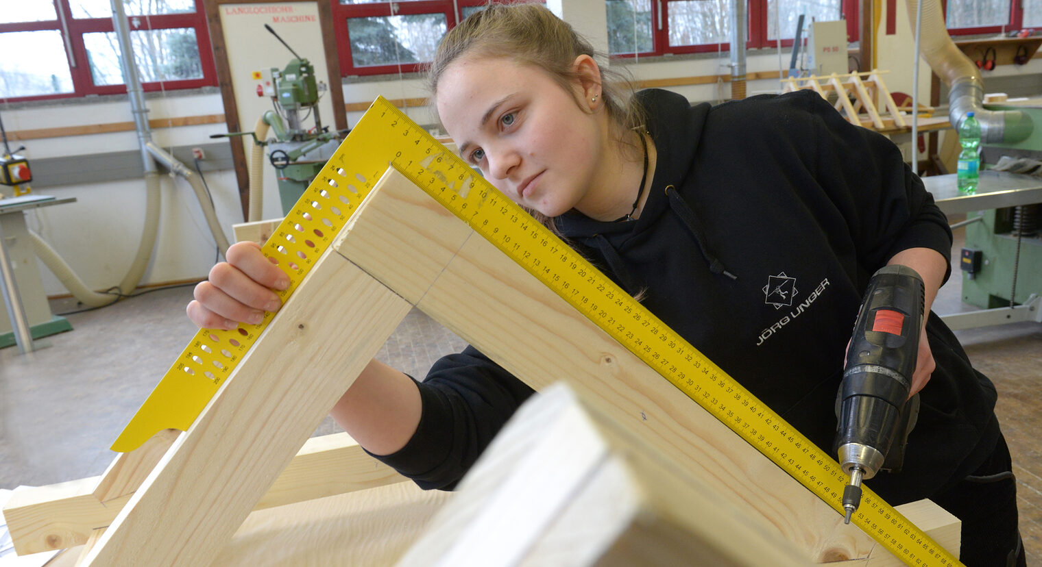 Großräschen Lehrbauhof der Handwerkskammer Cottbus Lois Unger wird zur Zimmerin ausgebildet