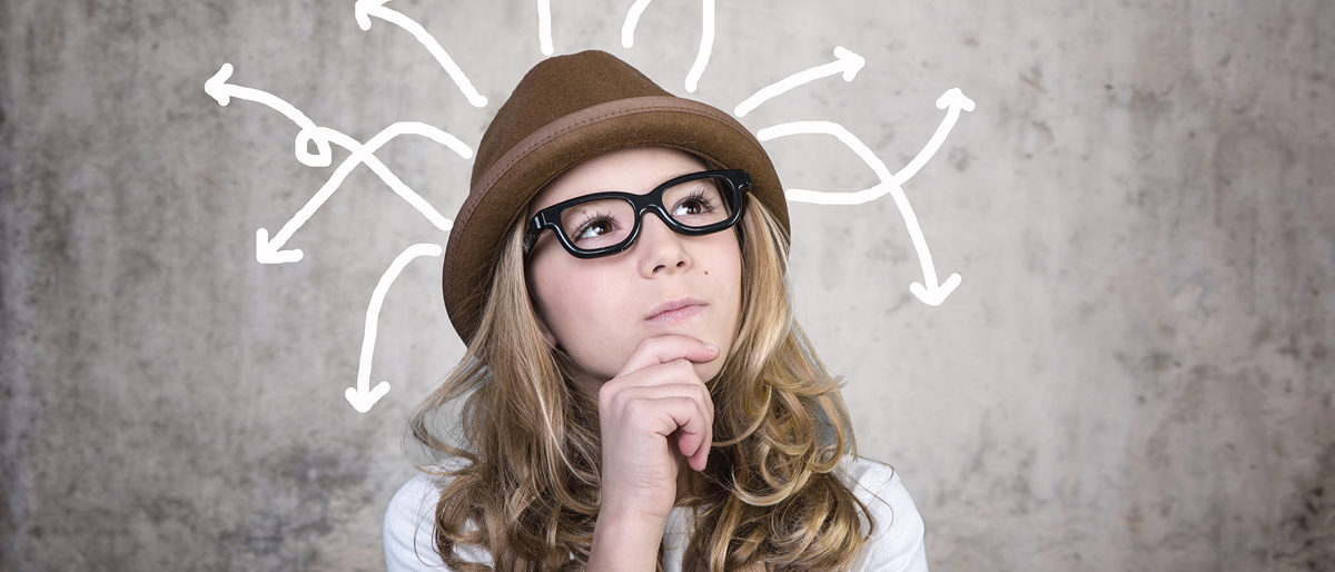 kindheit, ausbildung, schulkind, jugendlich, zukunft, gut aussehend, studieren, lehre, studium, ratlos, intelligent, kind, grundschule, gymnasium, fragen, fragezeichen, überlegen, schule, mädchen, jugend, studenten, lernen, gesicht, person, think, blick, kontrolle, arbeit, tafel, caucasian, freudig, hand, hintergrund, ideen, klein, knowledge, little, räume, schularbeit, sohn, von, innen, lehrer, stift, glühbirne, lehren, zeigen, abschluss, blond, hut