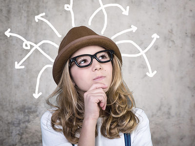 kindheit, ausbildung, schulkind, jugendlich, zukunft, gut aussehend, studieren, lehre, studium, ratlos, intelligent, kind, grundschule, gymnasium, fragen, fragezeichen, überlegen, schule, mädchen, jugend, studenten, lernen, gesicht, person, think, blick, kontrolle, arbeit, tafel, caucasian, freudig, hand, hintergrund, ideen, klein, knowledge, little, räume, schularbeit, sohn, von, innen, lehrer, stift, glühbirne, lehren, zeigen, abschluss, blond, hut