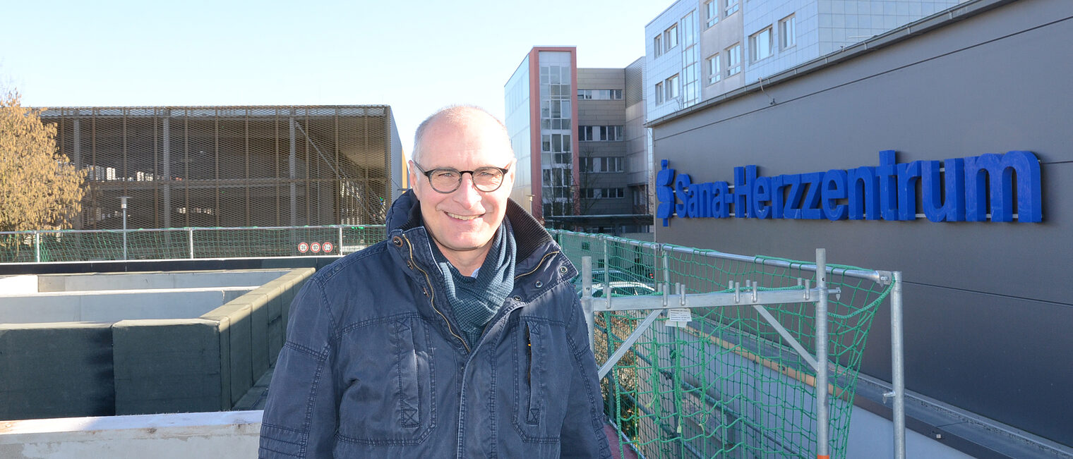 Bauunternehmer Matthias Schulz auf dem Dach Sana Herzzentrum